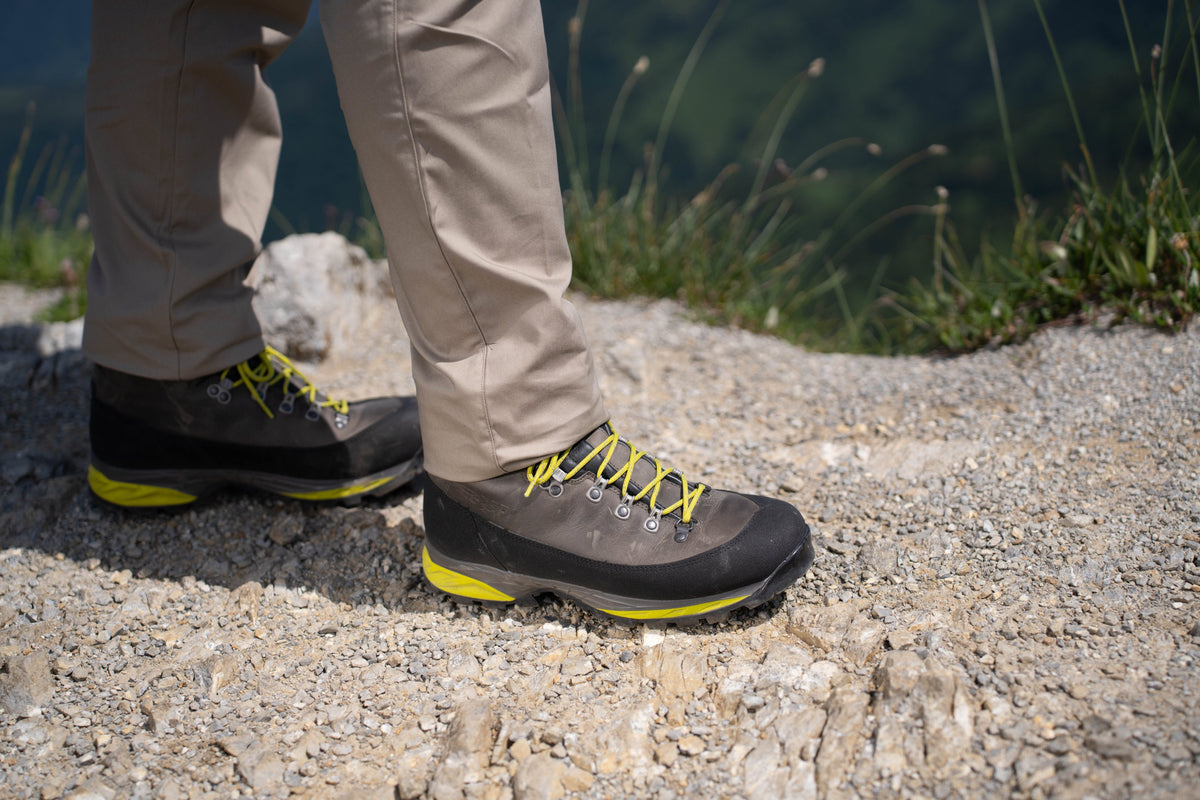 Hiking shoes Caledon Pro II Stone – In use 3