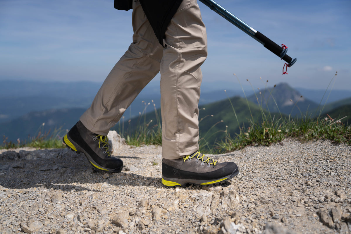 Hiking shoes Caledon Pro II Stone – In use 4