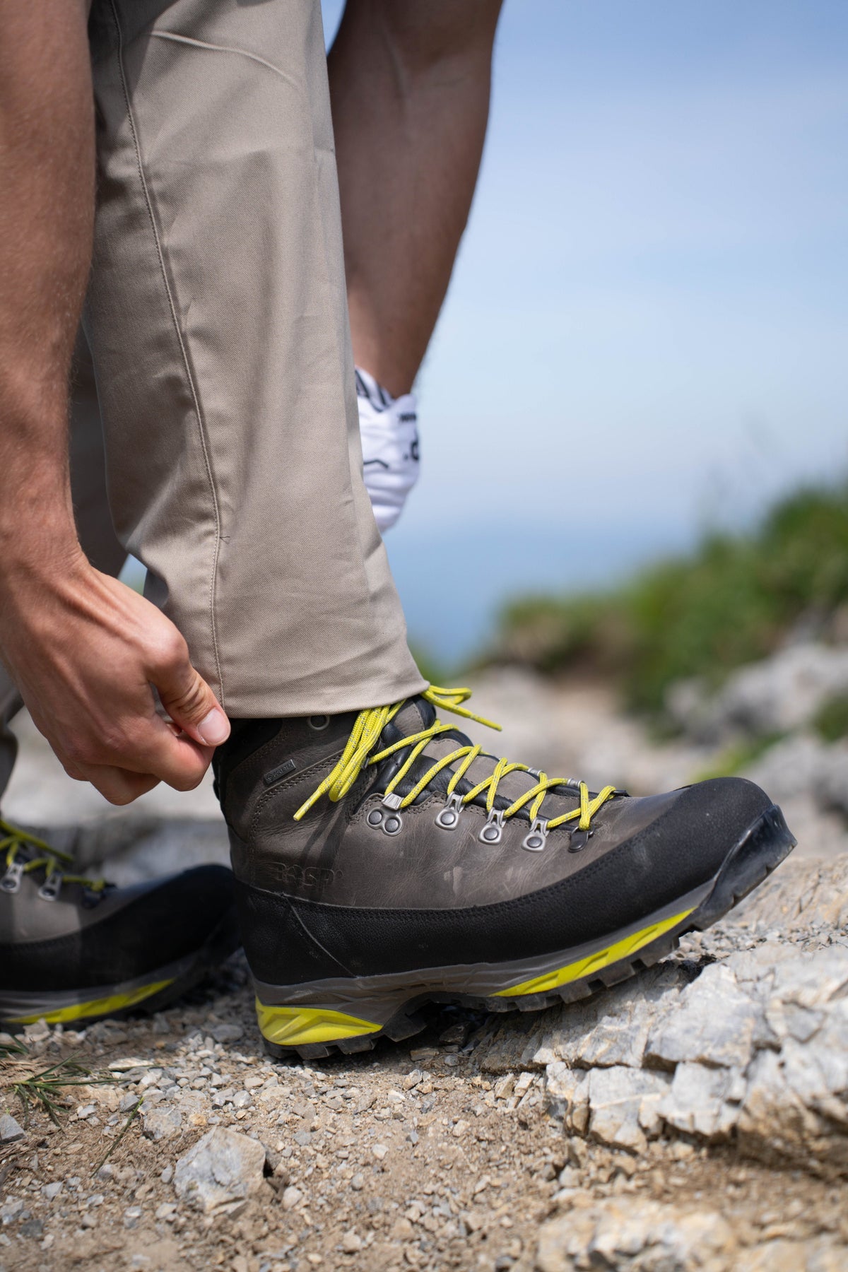 Hiking shoes Caledon Pro II Stone – In use 5