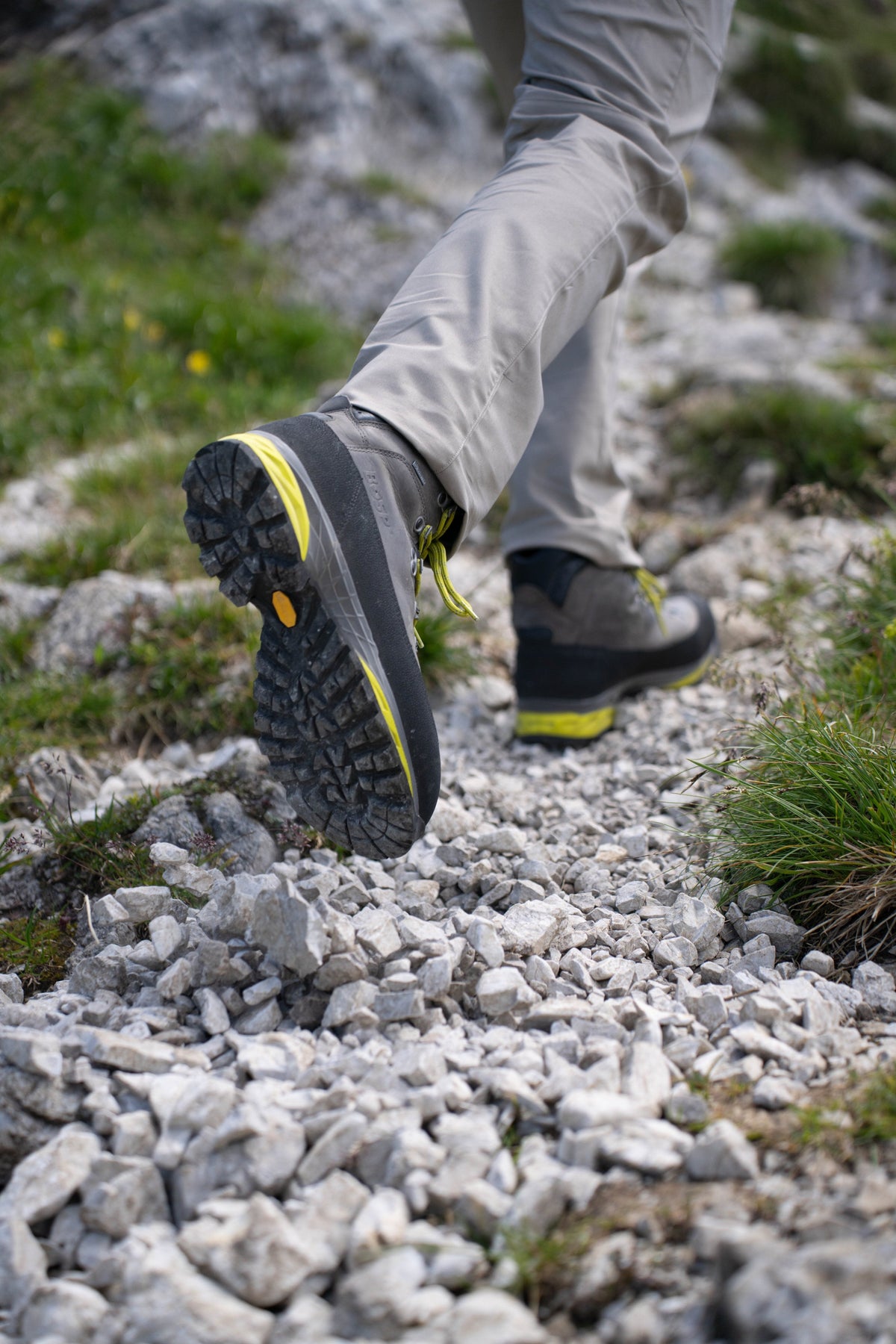 Hiking shoes Caledon Pro II Stone – In use 6